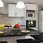 Large Private Garden, Quiet 2-bedroom Apartment, Air Conditioning, Wifi, Parking *