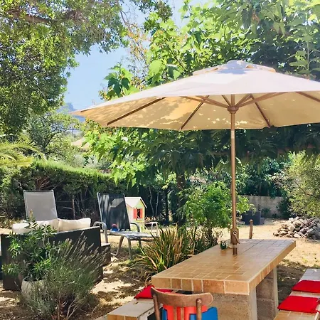 Large Private Garden, Quiet 2-bedroom Apartment, Air Conditioning, Wifi, Parking