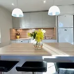 Apartmán Large Private Garden, Quiet 2-bedroom Apartment, Air Conditioning, Wifi, Parking *