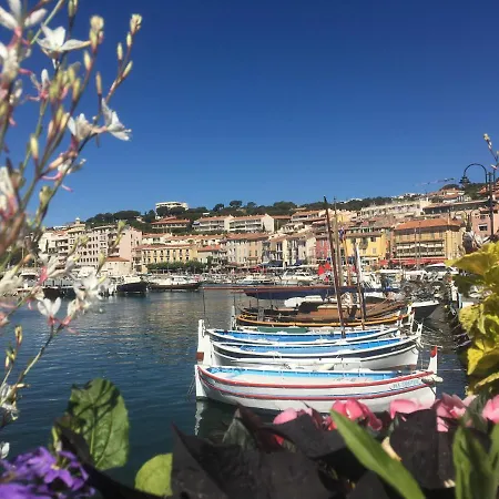 Large Private Garden, Quiet 2-bedroom Apartment, Air Conditioning, Wifi, Parking