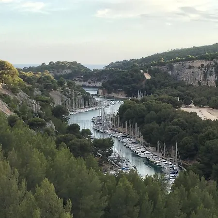 Large Private Garden, Quiet 2-bedroom Apartment, Air Conditioning, Wifi, Parking