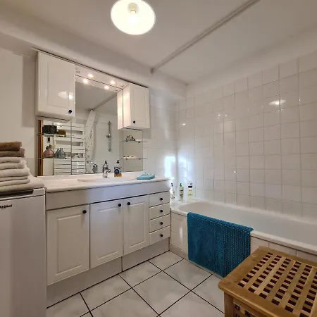 Large Private Garden, Quiet 2-bedroom Apartment, Air Conditioning, Wifi, Parking Lejlighed *