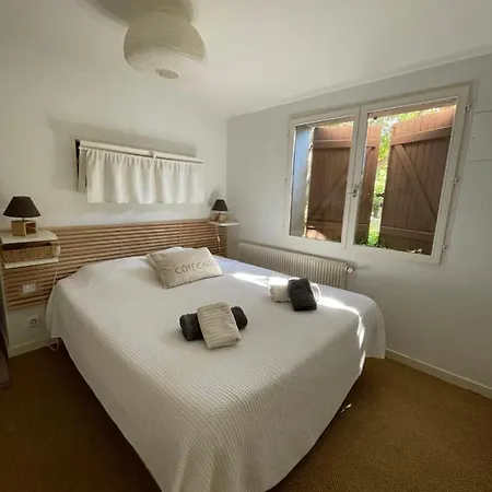 Large Private Garden, Quiet 2-bedroom Apartment, Air Conditioning, Wifi, Parking Lejlighed *