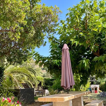 Large Private Garden, Quiet 2-bedroom Apartment, Air Conditioning, Wifi, Parking *