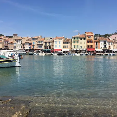 Large Private Garden, Quiet 2-bedroom Apartment, Air Conditioning, Wifi, Parking *