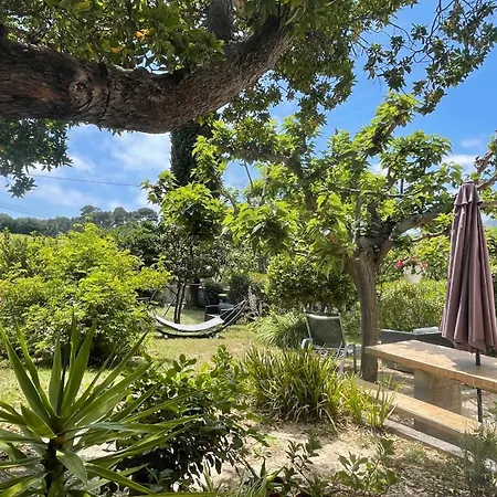 Large Private Garden, Quiet 2-bedroom Apartment, Air Conditioning, Wifi, Parking