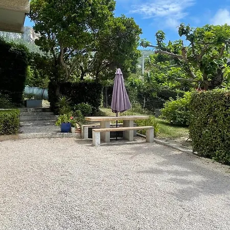 Apartment Large Private Garden, Quiet 2-bedroom Apartment, Air Conditioning, Wifi, Parking *