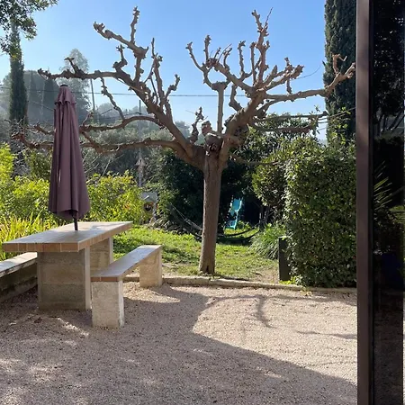 Large Private Garden, Quiet 2-bedroom Apartment, Air Conditioning, Wifi, Parking *