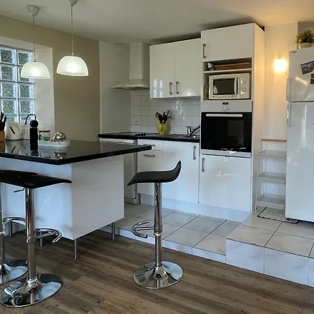 Large Private Garden, Quiet 2-bedroom Apartment, Air Conditioning, Wifi, Parking