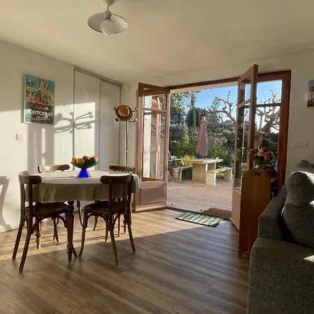 Large Private Garden, Quiet 2-bedroom Apartment, Air Conditioning, Wifi, Parking Apartment