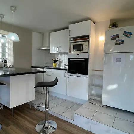 Apartment Large Private Garden, Quiet 2-bedroom Apartment, Air Conditioning, Wifi, Parking