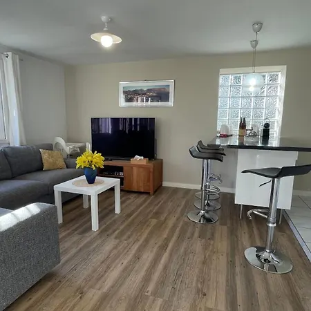 Large Private Garden, Quiet 2-bedroom Apartment, Air Conditioning, Wifi, Parking Apartment *