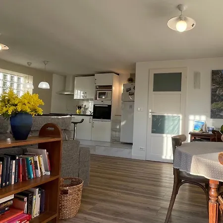 Large Private Garden, Quiet 2-bedroom Apartment, Air Conditioning, Wifi, Parking