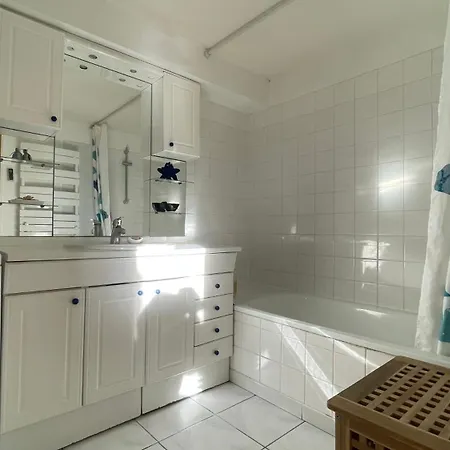 Lejlighed Large Private Garden, Quiet 2-bedroom Apartment, Air Conditioning, Wifi, Parking