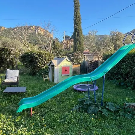 Large Private Garden, Quiet 2-bedroom Apartment, Air Conditioning, Wifi, Parking Lejlighed *
