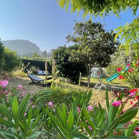 Large Private Garden, Quiet 2-bedroom Apartment, Air Conditioning, Wifi, Parking Lejlighed *