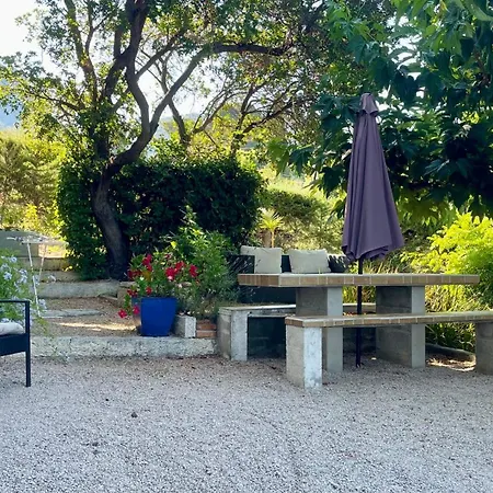 Large Private Garden, Quiet 2-bedroom Apartment, Air Conditioning, Wifi, Parking *