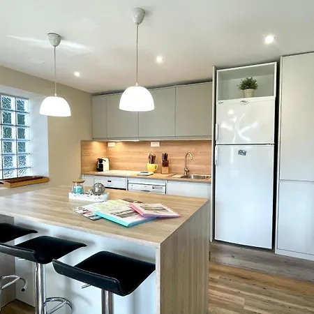 Apartmán Large Private Garden, Quiet 2-bedroom Apartment, Air Conditioning, Wifi, Parking
