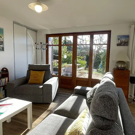 Large Private Garden, Quiet 2-bedroom Apartment, Air Conditioning, Wifi, Parking Apartmán Cassis