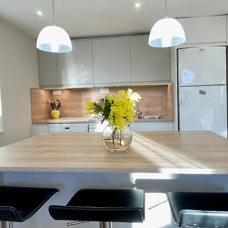 Daire Large Private Garden, Quiet 2-bedroom Apartment, Air Conditioning, Wifi, Parking *