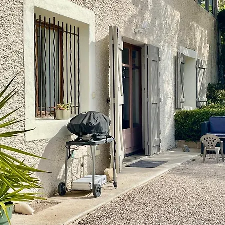 Large Private Garden, Quiet 2-bedroom Apartment, Air Conditioning, Wifi, Parking Apartmán