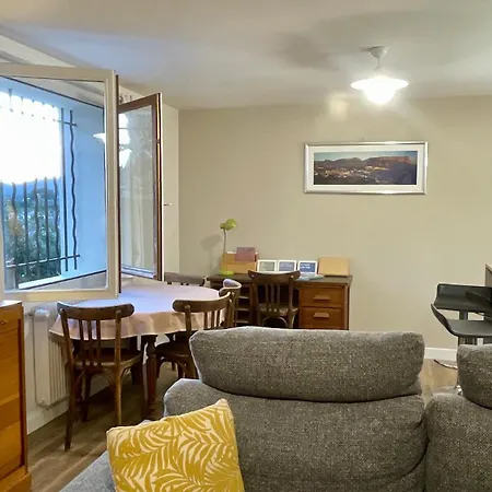Large Private Garden, Quiet 2-bedroom Apartment, Air Conditioning, Wifi, Parking