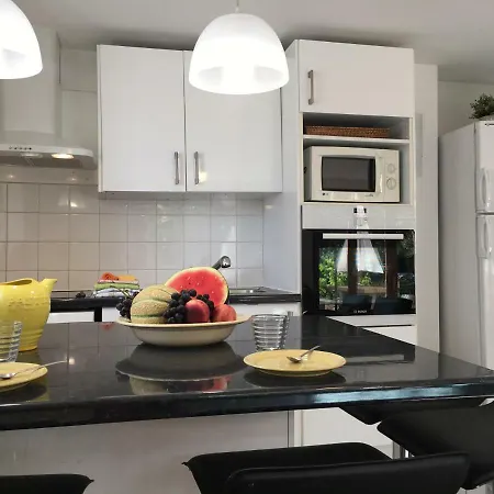 Large Private Garden, Quiet 2-bedroom Apartment, Air Conditioning, Wifi, Parking *