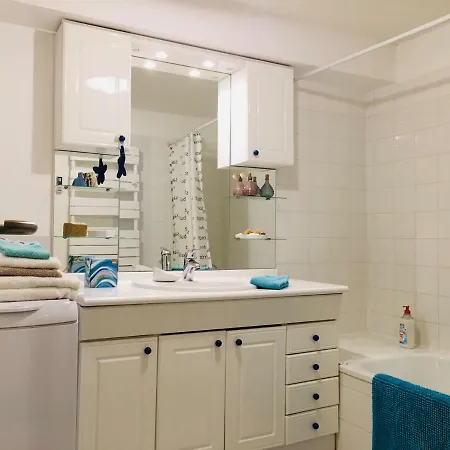 Large Private Garden, Quiet 2-bedroom Apartment, Air Conditioning, Wifi, Parking *